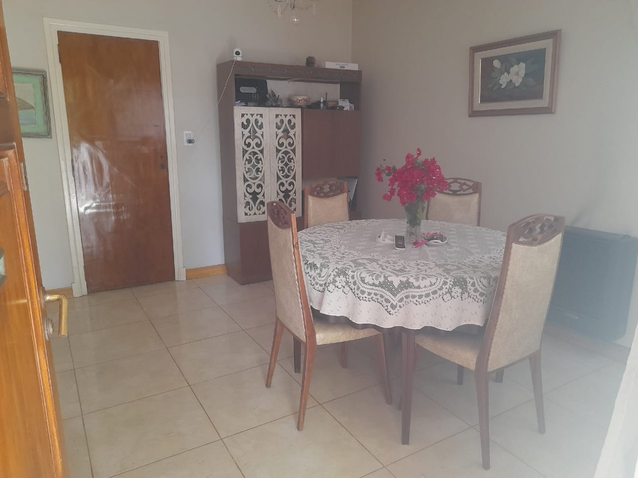 cASA 3 AMBIENTES LOTE PROPIO TOTALMENTE RECICLADO CON PATIO Y PEQUEÑO PARQUE ACEPTA MENOR O MAYOR VALOR