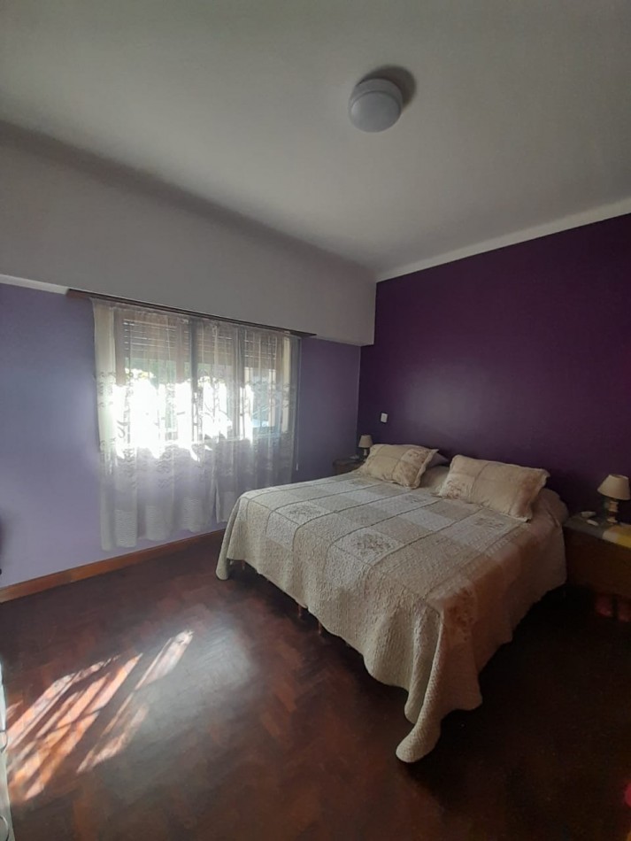 cASA 3 AMBIENTES LOTE PROPIO TOTALMENTE RECICLADO CON PATIO Y PEQUEÑO PARQUE ACEPTA MENOR O MAYOR VALOR