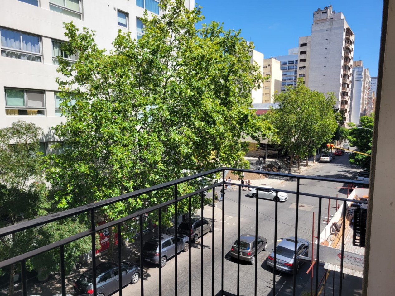 DEPARTAMENTO 3 AMBIENTES A LA CALLE CON COCHERA AMPLIA