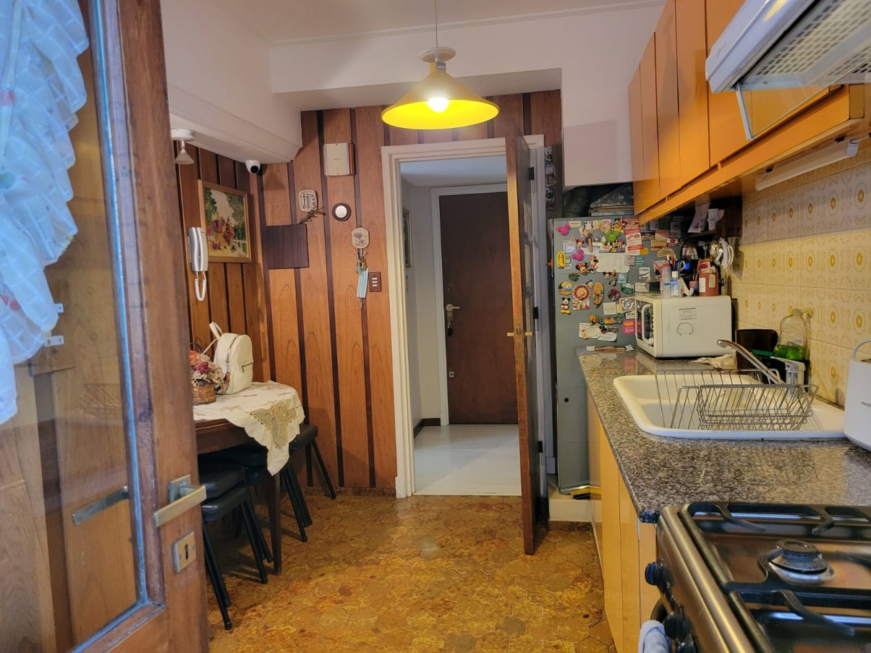 PISO 4 AMBIENTES A LA CALLE CON COCHERA